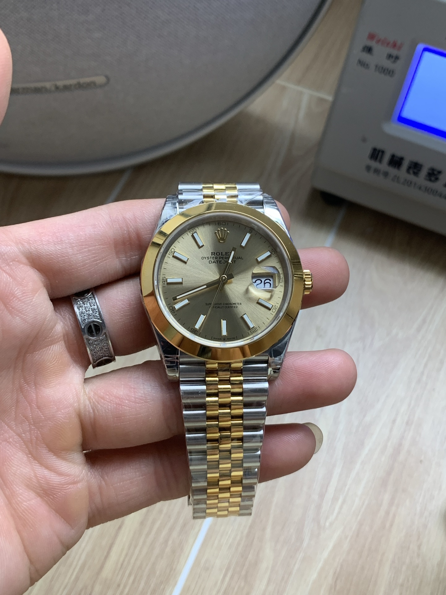 vsf-11906-7a64a56f11-i1750762936743_3195_0_0-1 VS Factory Rolex Datejust 41mm Two-Tone Yellow Gold Champagne Dial Smooth Bezel Jubilee Bracelet (126303) 1:1 Super Clone – DD3235 Movement – Bild 1
