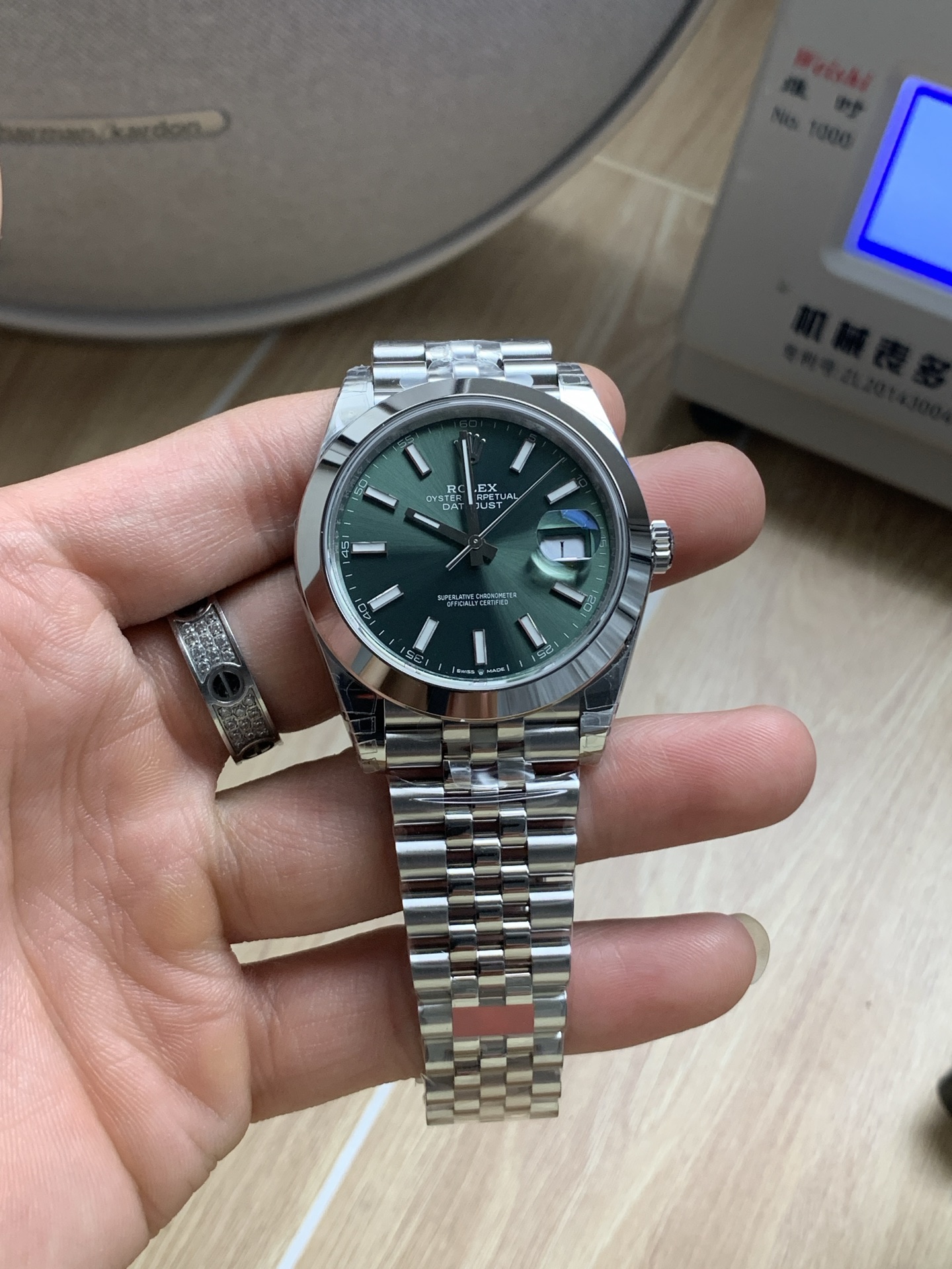 vsf-12037-9d2f5bd5ab-i1750763904695_3436_0_0-1 VS Factory Rolex Datejust 41mm Mint Green Sunburst Dial Smooth Bezel Jubilee Bracelet (126300) 1:1 Super Clone – DD3235 Movement – Bild 1