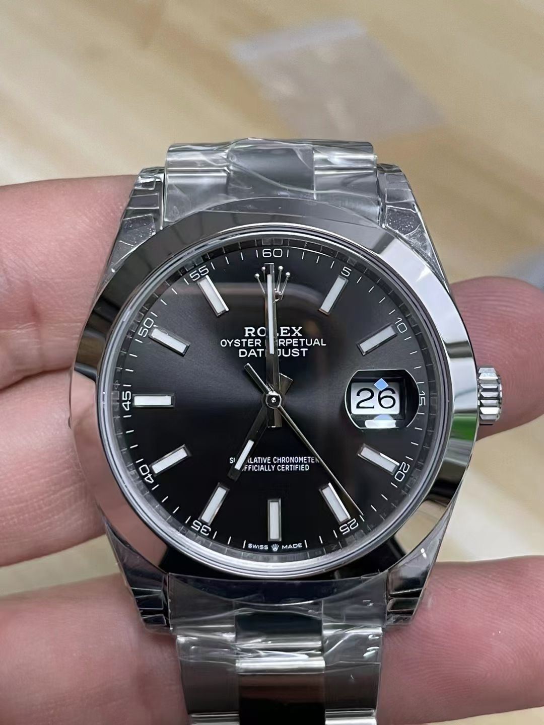 vsf-12261-e98f6025b9-i1675610359_1101_0-1 VS Factory Rolex Datejust 41mm Black Sunburst Dial Smooth Bezel Oyster Bracelet (126300) 1:1 Super Clone – DD3235 Movement – Bild 1