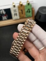 VS Factory (V2) Rolex Day-Date 40mm Rose Gold Olive Green Sunburst Roman Dial Fluted Bezel President Bracelet (228235) 1:1 Super Clone – DD3255 Movement – Bild 5