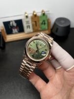 VS Factory (V2) Rolex Day-Date 40mm Rose Gold Olive Green Sunburst Roman Dial Fluted Bezel President Bracelet (228235) 1:1 Super Clone – DD3255 Movement – Bild 3