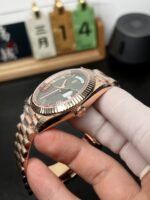 VS Factory (V2) Rolex Day-Date 40mm Rose Gold Olive Green Sunburst Roman Dial Fluted Bezel President Bracelet (228235) 1:1 Super Clone – DD3255 Movement – Bild 4