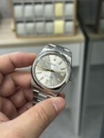 VS Factory Rolex Oyster Perpetual 41mm Silver Sunburst Dial (Gold Accents) Smooth Bezel Oyster Bracelet (124300) 1:1 Super Clone – DD3230 Movement – Bild 4