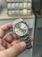 VS Factory Rolex Oyster Perpetual 41mm Silver Sunburst Dial (Gold Accents) Smooth Bezel Oyster Bracelet (124300) 1:1 Super Clone – DD3230 Movement – Bild 3