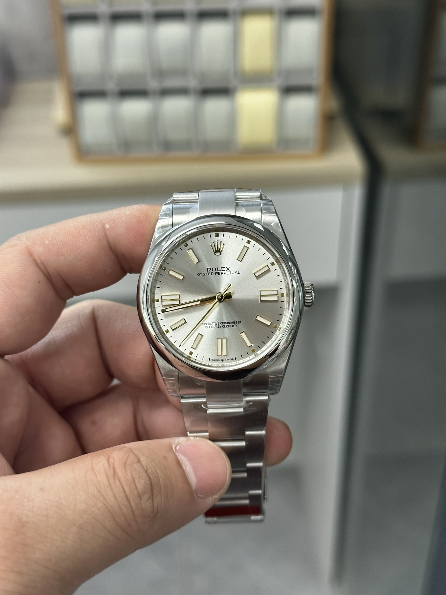 vsf-12742-fa4a152012-i1696581152_8676_0-1 VS Factory Rolex Oyster Perpetual 41mm Silver Sunburst Dial (Gold Accents) Smooth Bezel Oyster Bracelet (124300) 1:1 Super Clone – DD3230 Movement – Bild 1