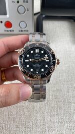 VS Factory Omega Seamaster Diver 300M 42mm Two-Tone 18K Sedna Gold Black Wave Dial (210.20.42.20.01.001) 1:1 Super Clone – DD8800 Movement – Bild 2