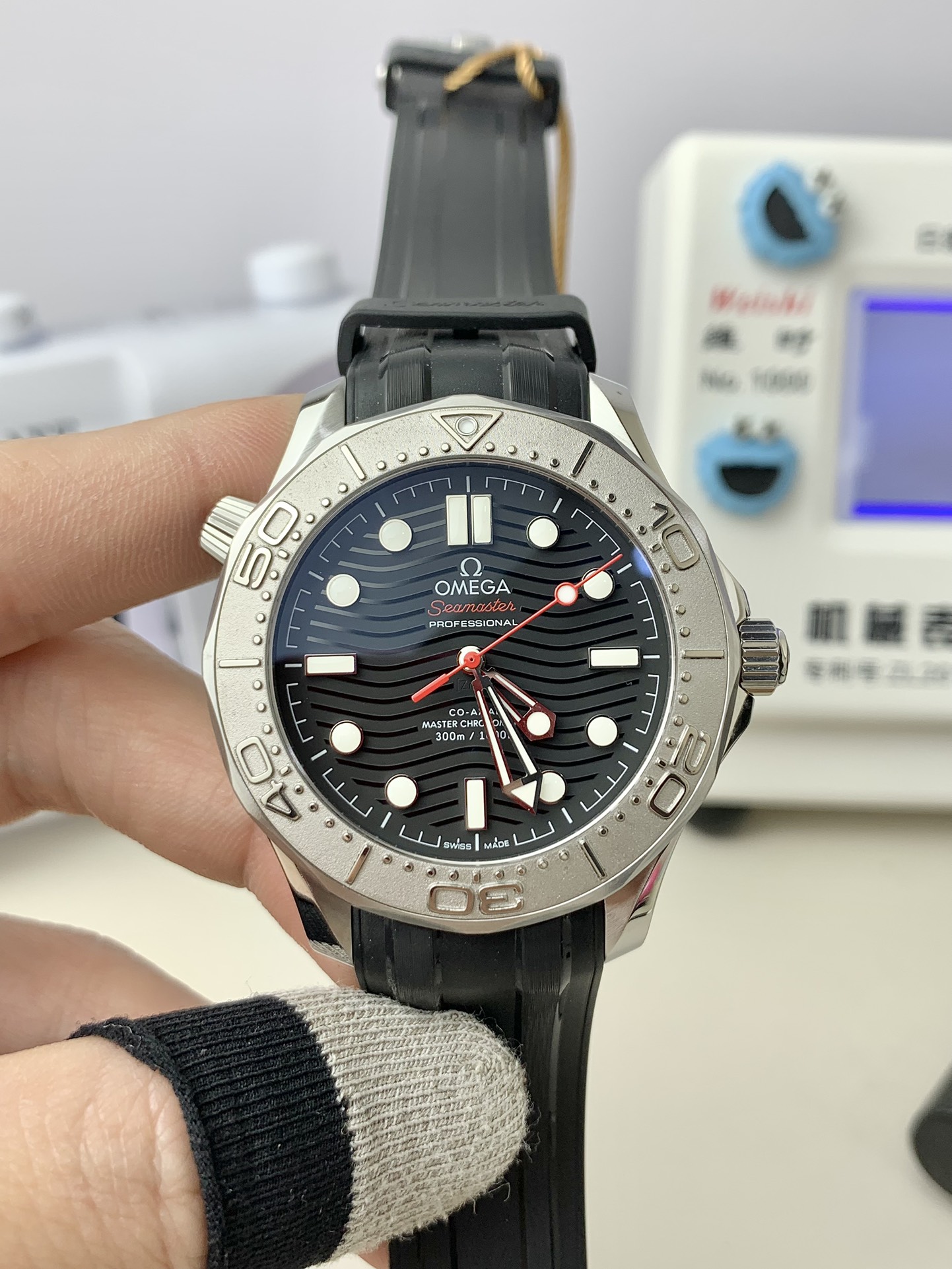 vsf-13179-25d38f008f-i1711711394_9775_0 VS Factory Omega Seamaster Diver 300M 42mm “Nekton Edition” Titanium Bezel Black Rubber Strap (210.32.42.20.01.002) 1:1 Super Clone – DD8806 Movement – Bild 1