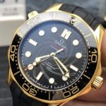 VS Factory Omega Seamaster Diver 300M 42mm James Bond 50th Anniversary 18K Yellow Gold (210.62.42.20.01.001) 1:1 Super Clone – Dandong DD8807 Movement – Bild 3