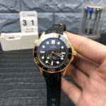 VS Factory Omega Seamaster Diver 300M 42mm James Bond 50th Anniversary 18K Yellow Gold (210.62.42.20.01.001) 1:1 Super Clone – Dandong DD8807 Movement – Bild 2