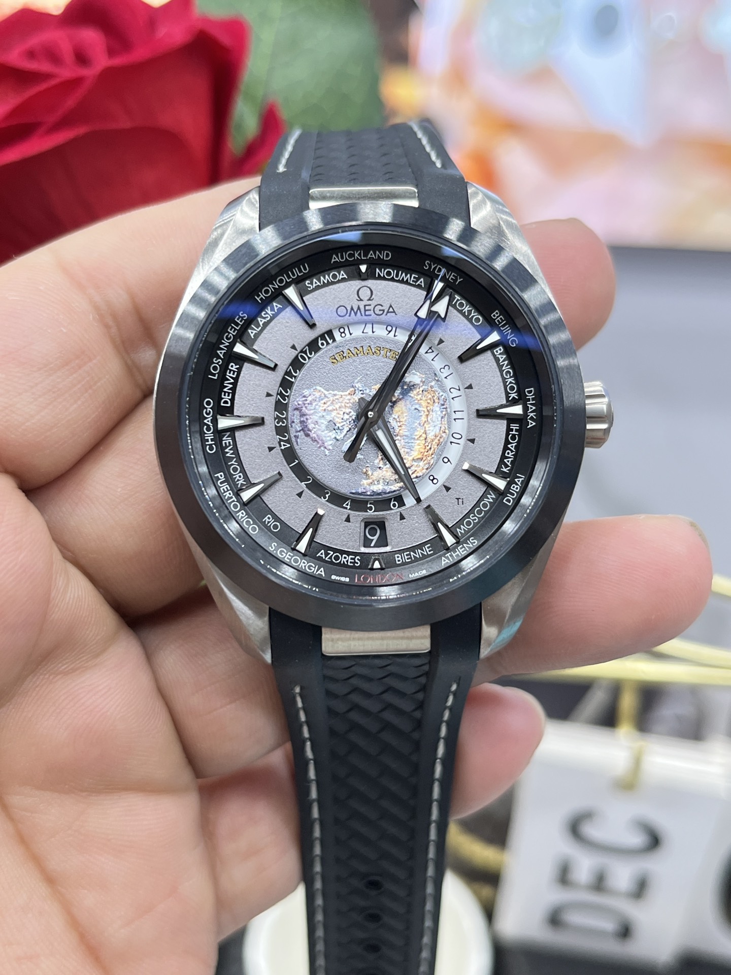 vsf-13301-0b7e335789-i1702475478_3692_0-1 VS Factory Omega Seamaster Aqua Terra 150M Worldtimer 43mm Titanium Grey/Black Dial Ceramic Bezel (220.92.43.22.99.001) 1:1 Super Clone – DD8938 Movement – Bild 1