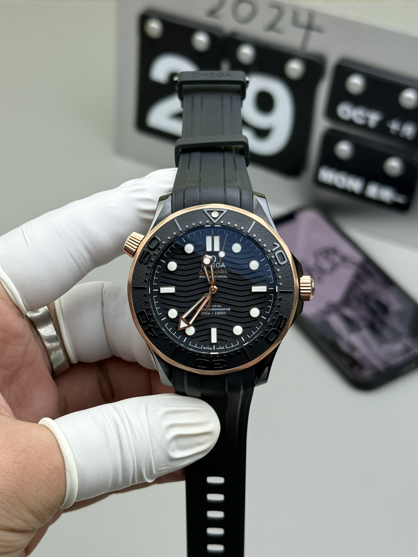 vsf-13817-d9f05e7b70-i1730180428_2051_3-1 VS Factory Omega Seamaster Diver 300M 43.5mm Black Ceramic & Sedna Gold (210.62.44.20.01.001) 1:1 Super Clone – DD8806 Movement – Bild 1