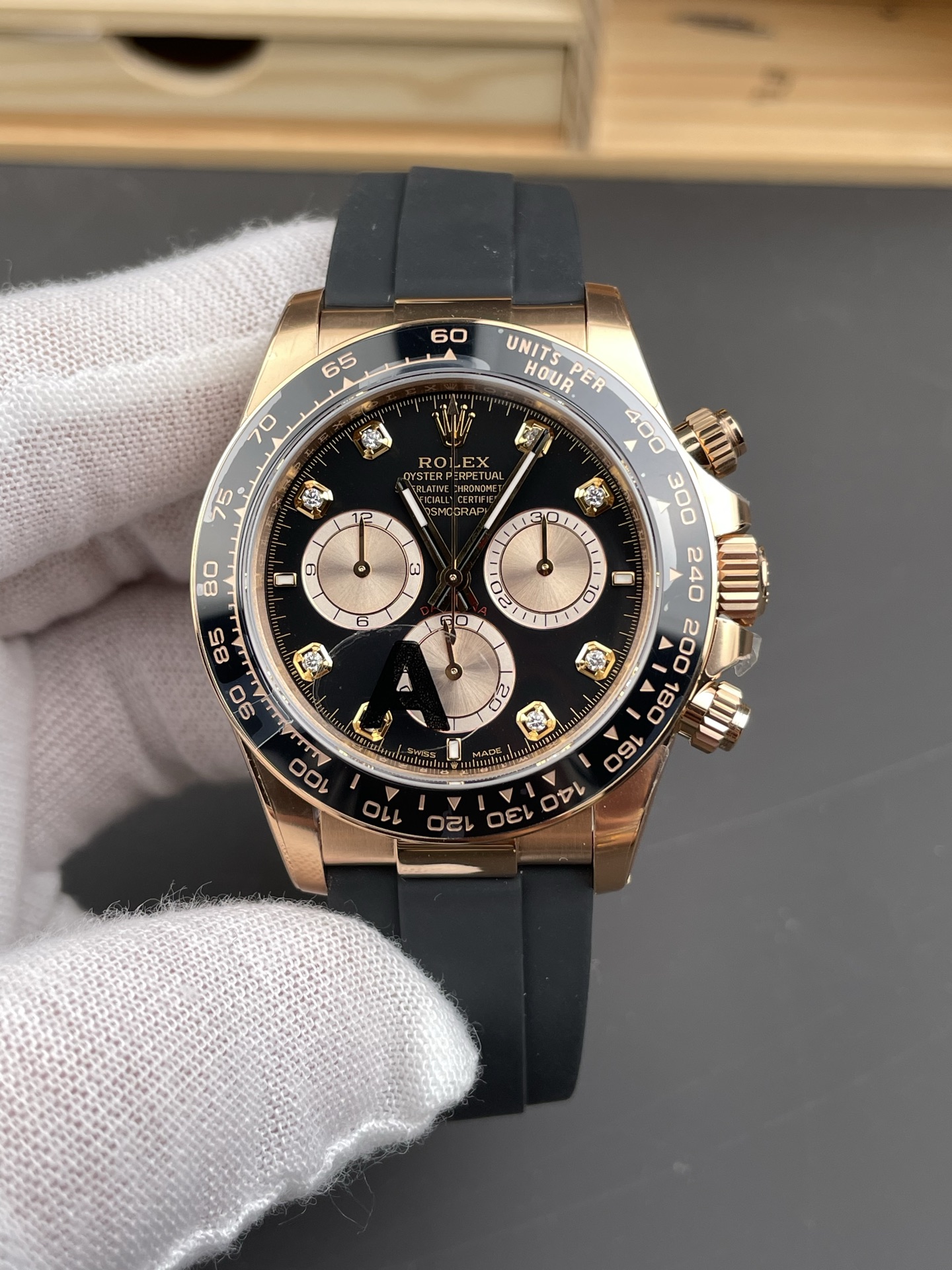vsf-14247-7d75404c3c-i1754765308413_2251_0_0-1 VS Factory Rolex Cosmograph Daytona “Black Diamond” Everose Gold Rubeer Strap(126515LN) 1:1 Super Clone – DD4131 Movement – Bild 1
