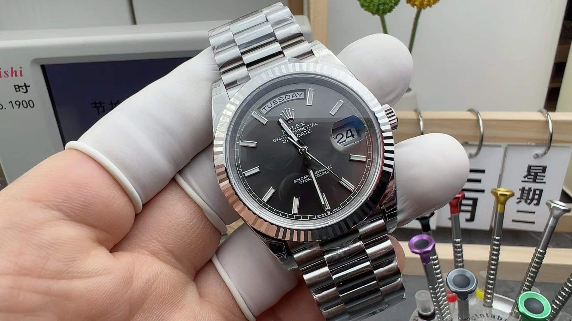vsf-15319-5460e5cc38-2026-04-18_111009_887 VS Factory Rolex Day-Date 40 White Gold Grey Dial (228239) 1:1 Super Clone – DD3255 Movement – Bild 1