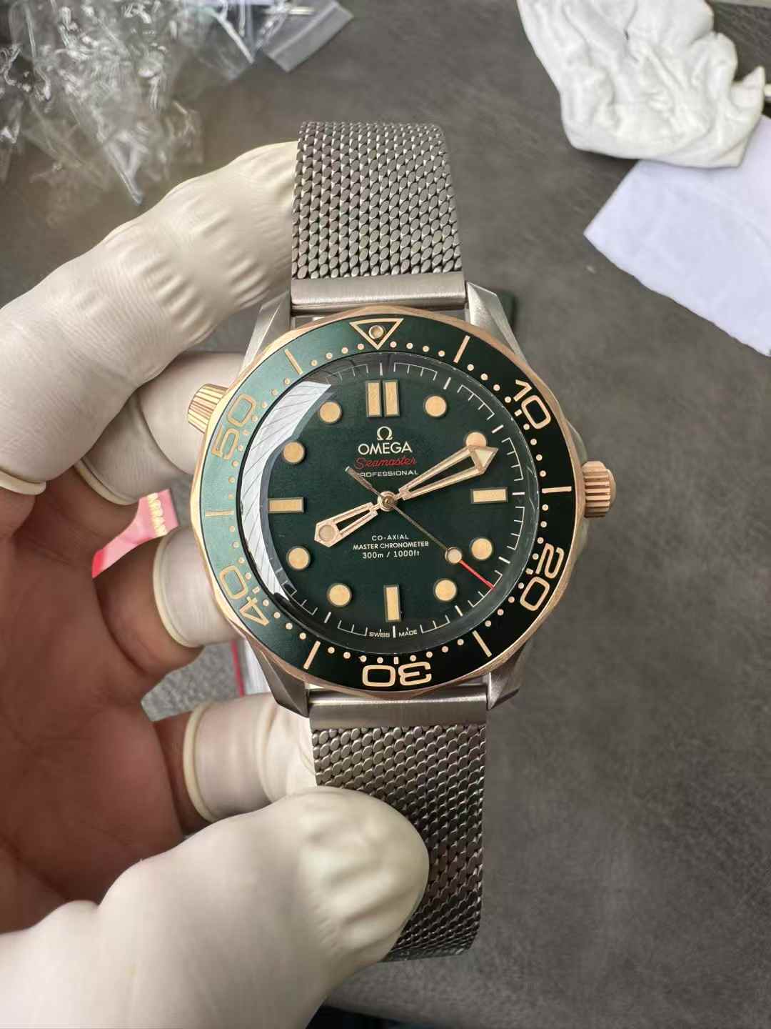 vsf-15531-426433cff9-2026-04-20_162225_734 VS Factory Omega Seamaster Diver 300M 42mm “Green / Titanium & Bronze Gold” (210.20.42.20.10.001)1:1 Super Clone – DD8806 Movement – Bild 1