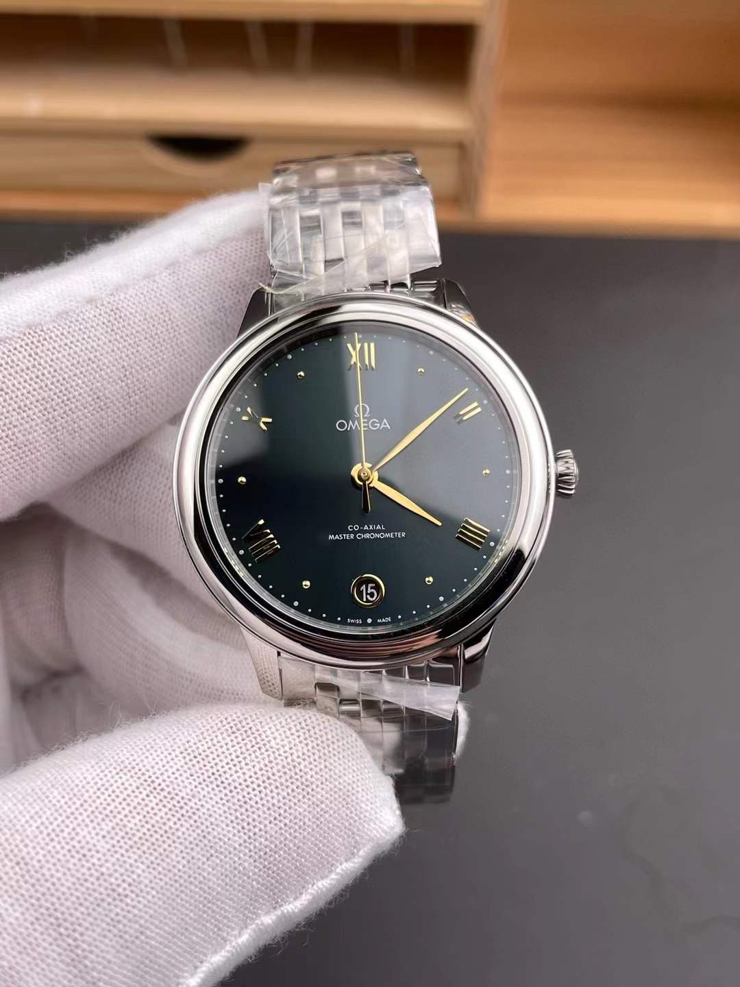 vsf-15575-20445af18c-2026-04-18_111651_328 VS Factory Omega De Ville Prestige 40mm “Pine Green” (434.10.40.20.10.001)1:1 Super Clone – DD8800 Movement – Bild 1