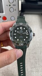 VS Factory Omega Seamaster Diver 300M “Seaweed Green” (210.32.42.20.10.001) 1:1 Super Clone – DD8800 Movement – Bild 4