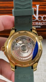 VS Factory Omega Seamaster Diver 300M “Green & Gold” (210.62.42.20.10.001) 1:1 Super Clone – DD8800 Movement – Bild 7