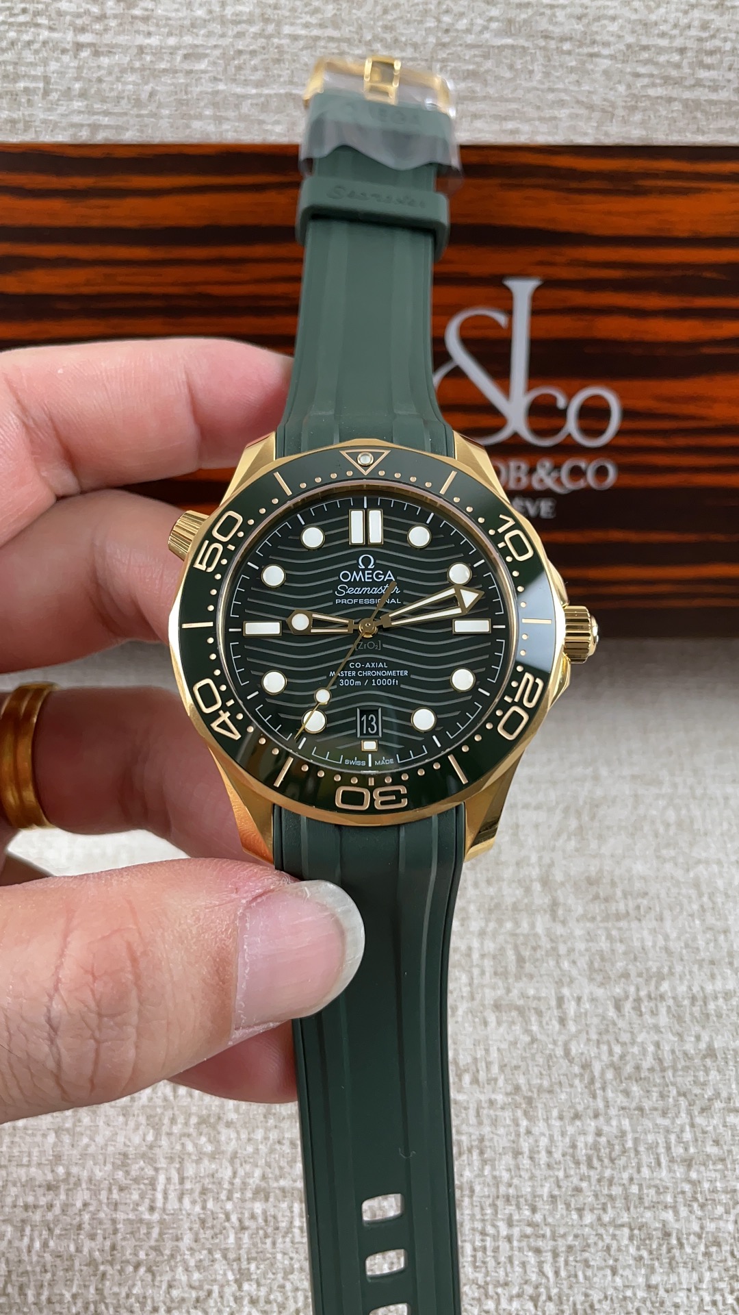 vsf-15731-c4503ca3ec-i1742963089_1033_5-1 VS Factory Omega Seamaster Diver 300M “Green & Gold” (210.62.42.20.10.001) 1:1 Super Clone – DD8800 Movement – Bild 1