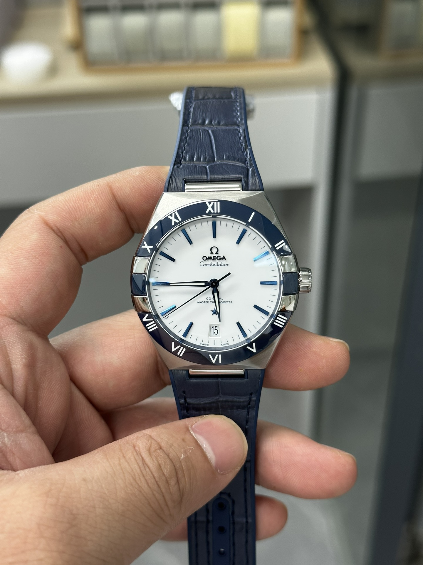 vsf-15910-02c400fc8c-a1697463252529_5358-1 VS Factory Omega Constellation 41mm White Dial Blue Ceramic Bezel Blue Leather Strap (131.33.41.21.04.001) 1:1 Super Clone – DD8900 Movement – Bild 1