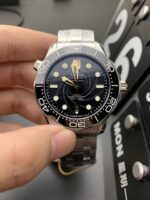 VS Factory Omega Seamaster Diver 300M James Bond 50th Anniversary OHMSS 42mm Black Gun-Barrel Dial Black Ceramic Bezel Stainless Steel Bracelet (210.20.42.20.01.004) 1:1 Super Clone – DD8800 Movement – Bild 2