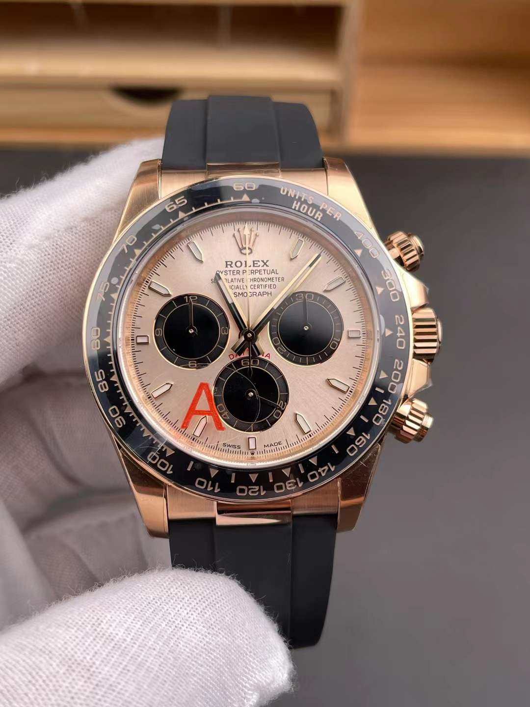 vsf-16092-01f306e433-2026-05-08_105100_261 VS Factory Rolex Cosmograph Daytona 40mm Rosegold Sundust Dial (116515LN) Rubber Strap1:1 Super Clone – DD4131 Movement – Bild 1