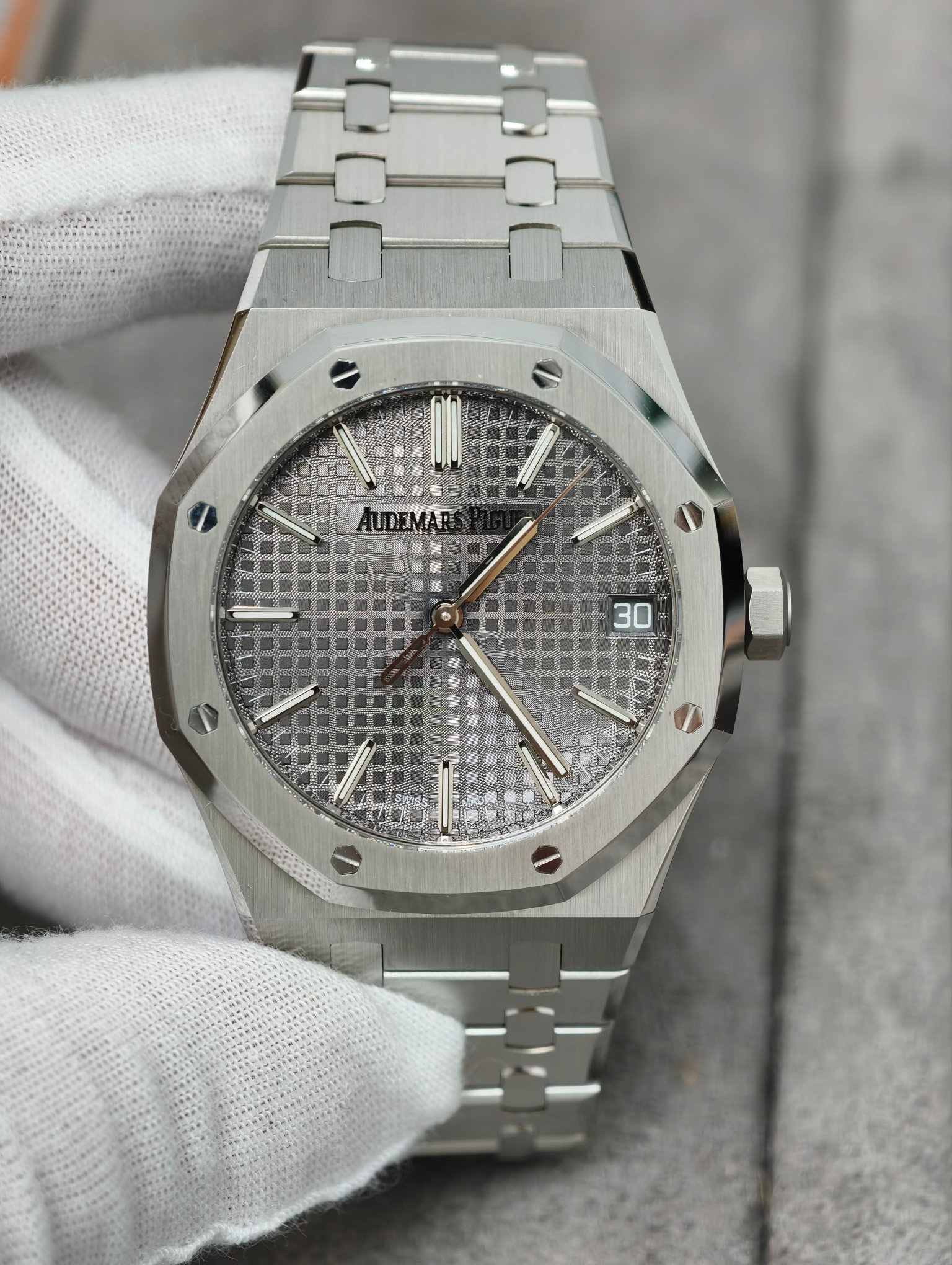 a1775992192610_0317 VSF AP Royal Oak 15510ST grey dial front view