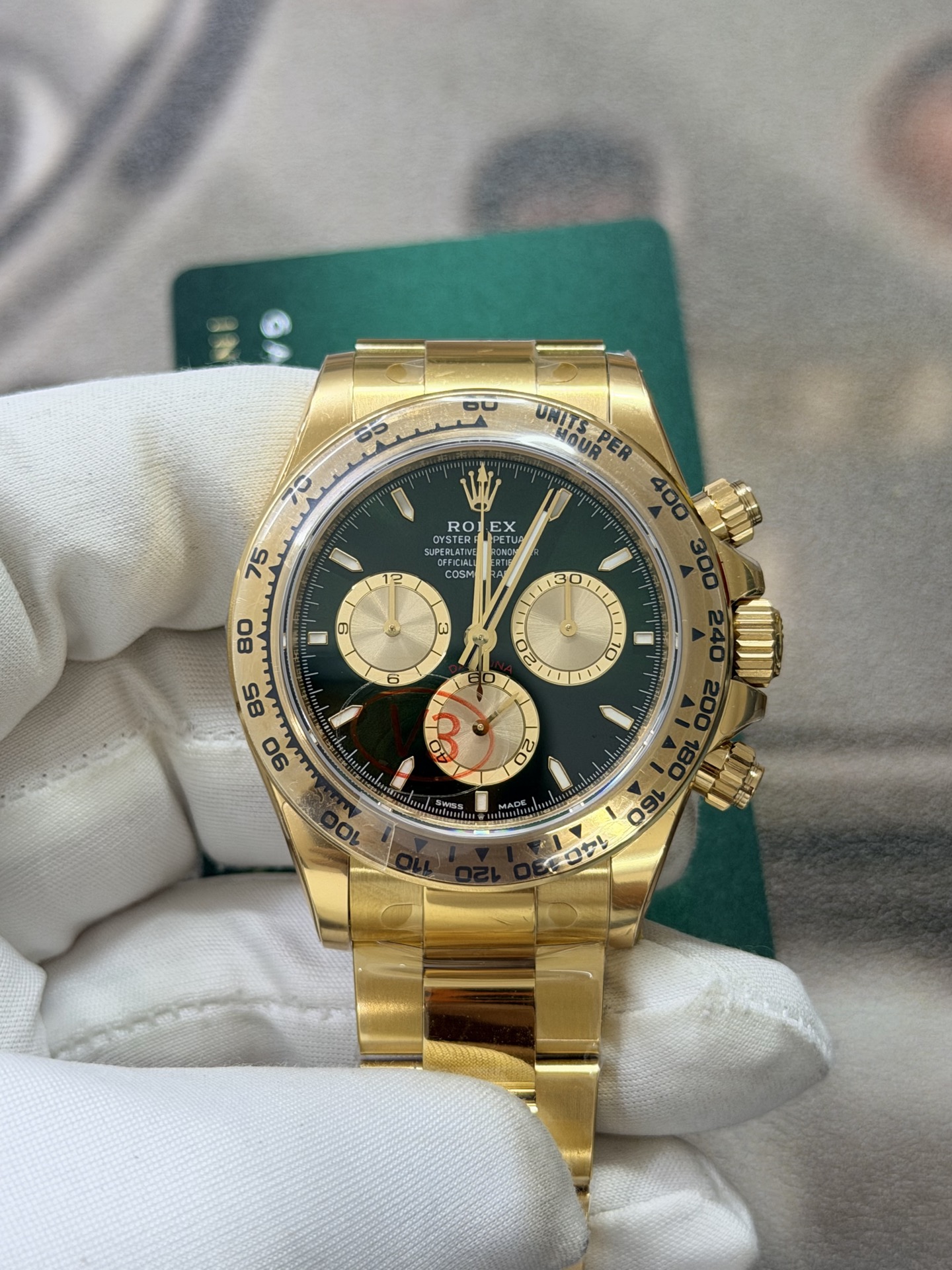 i1782796123916_903_0_0-1 VS Factory Rolex Cosmograph Daytona 40mm Green Dial Yellow Gold (126508) 1:1 Super Clone – DD4131 Movement – Bild 1