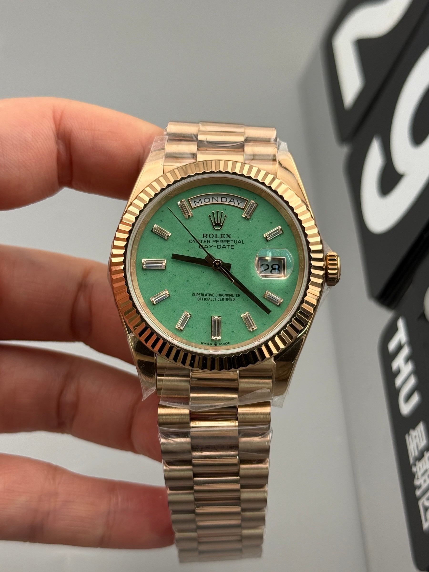 1-1 VS Factory Rolex Day-Date Yellow Gold Green Baguette Diamond Dial (139000) 1:1 Super Clone – DD3255 Movement