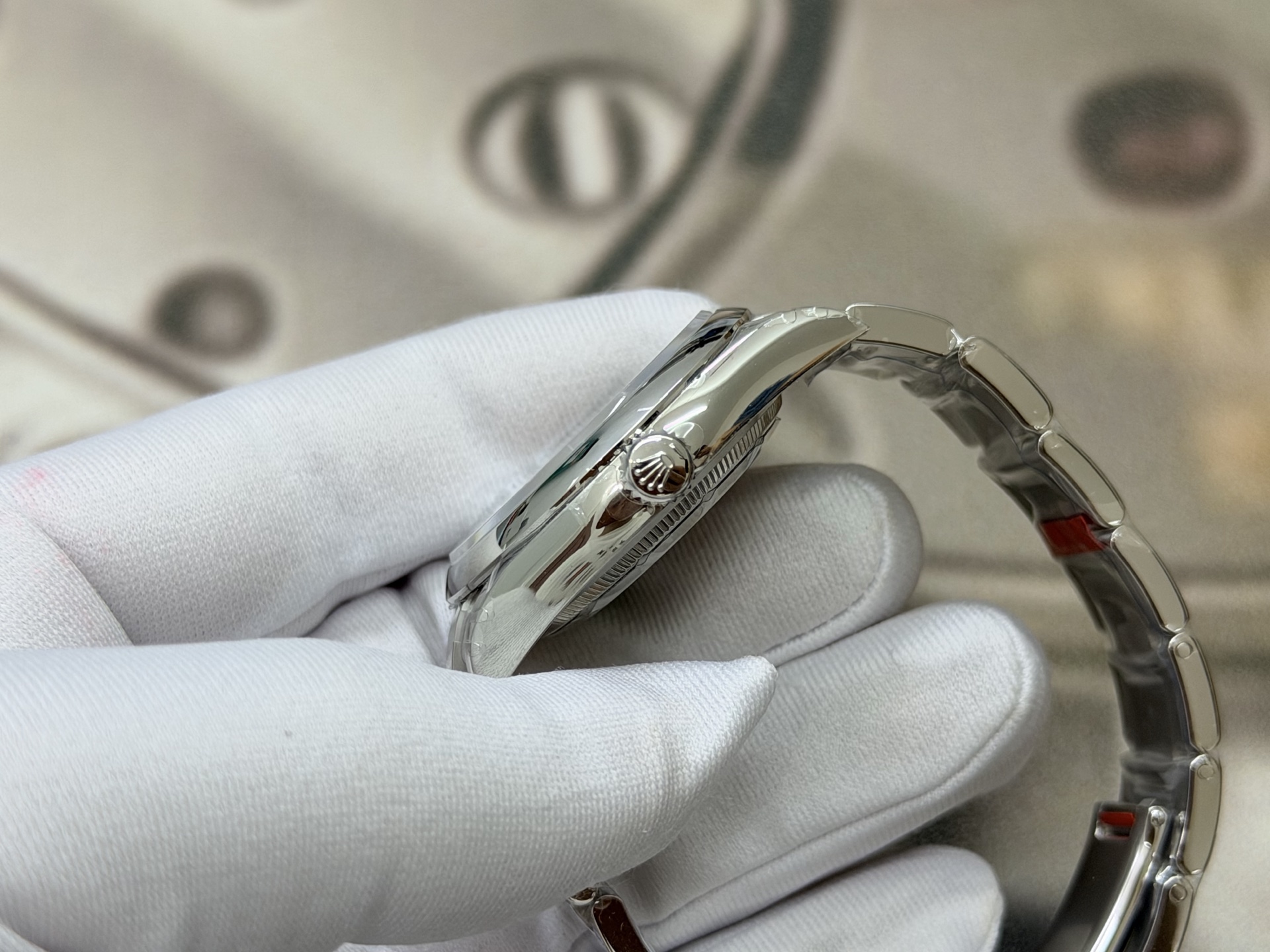 Crown-side profile of the VSF Oyster Perpetual 36 smooth bezel case and bracelet