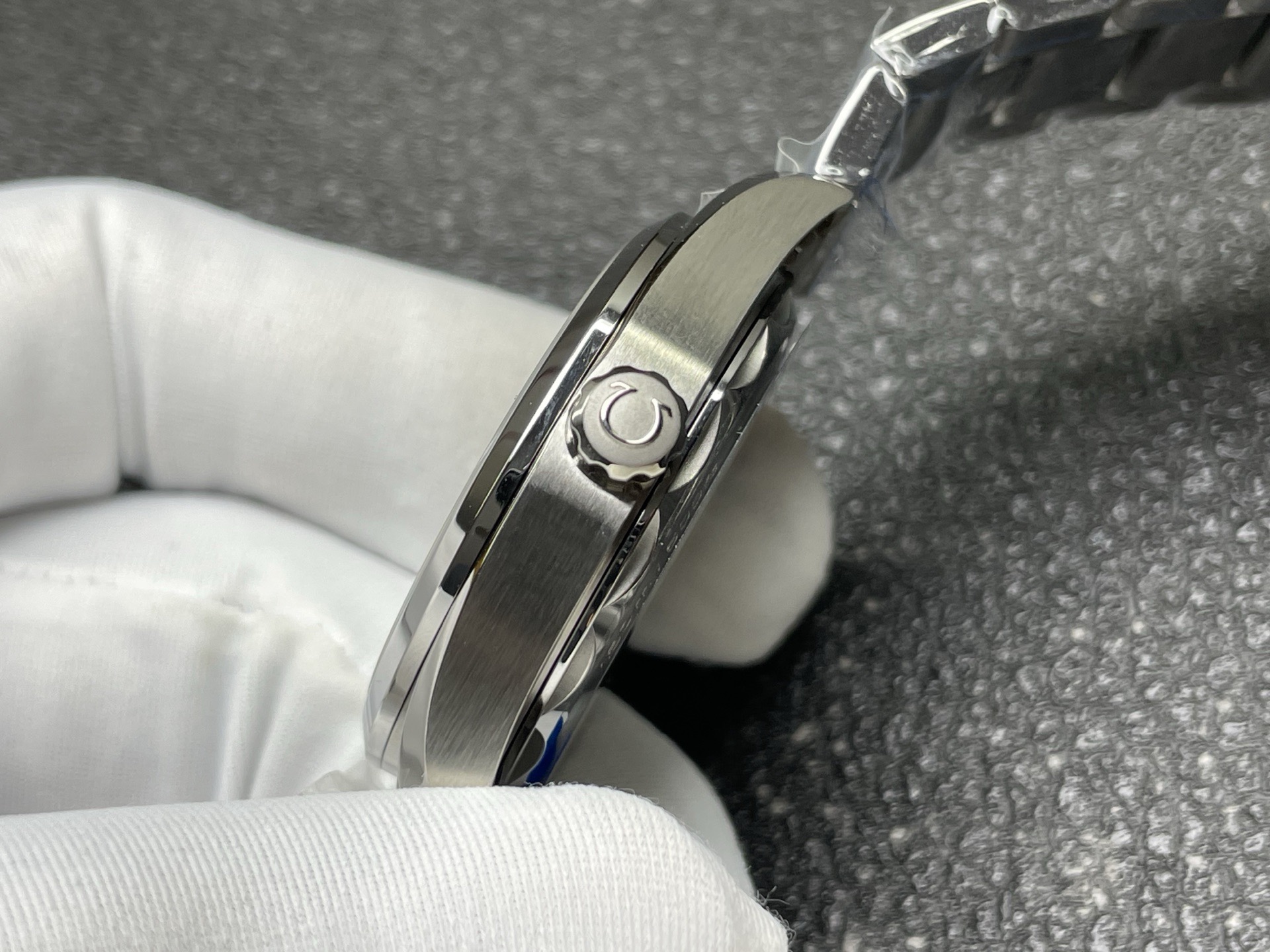 VSF Omega Aqua Terra 38mm twisted lyre lug case profile and crown